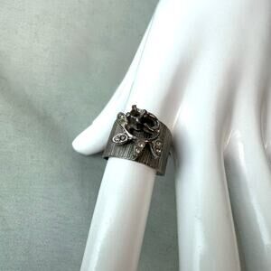 Vintage Floral Detail Faux Diamond Stones Cuff Style Silvertone Metal Ring